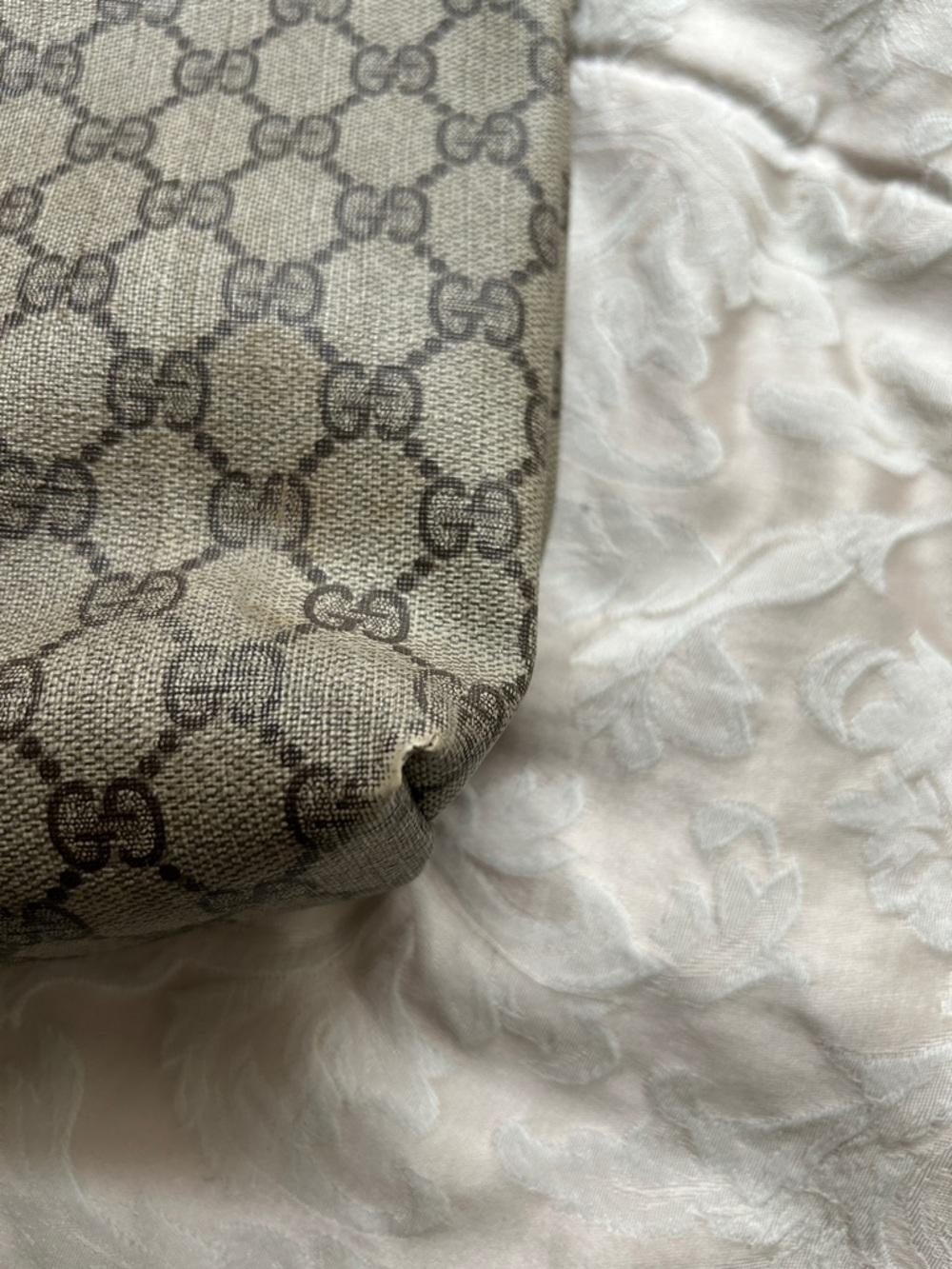 7005. Authentic Gucci Monogram Supreme Coated Canvas Tote w/ Green & Red Straps. - Picture 4 of 12